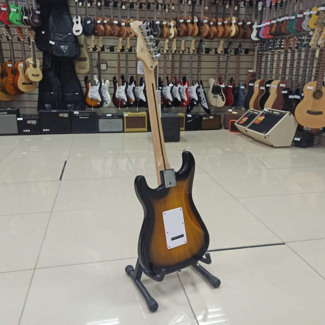 Электрогитара Fender Squier Bullet Trem HSS BSB цвет санберст