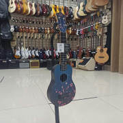 Укулеле сопрано FLIGHT TUS-32 SAKURA Travel цвет черный с рисунком чехол в комплекте