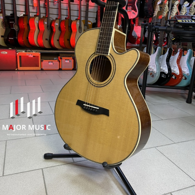 Электроакустическая гитара Parkwood P670 с вырезом с футляром цвет натуральный