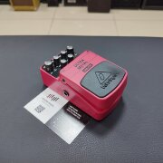 Педаль эффектов Behringer UM300 "Ультра метал" - дисторшн Педаль эффектов Behringer UM300 "Ультра метал" - дисторшн