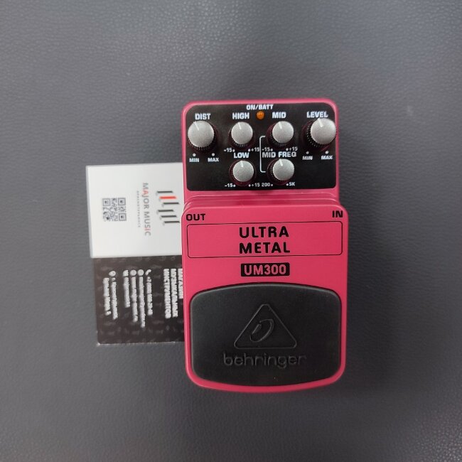 Педаль эффектов Behringer UM300 "Ультра метал" - дисторшн