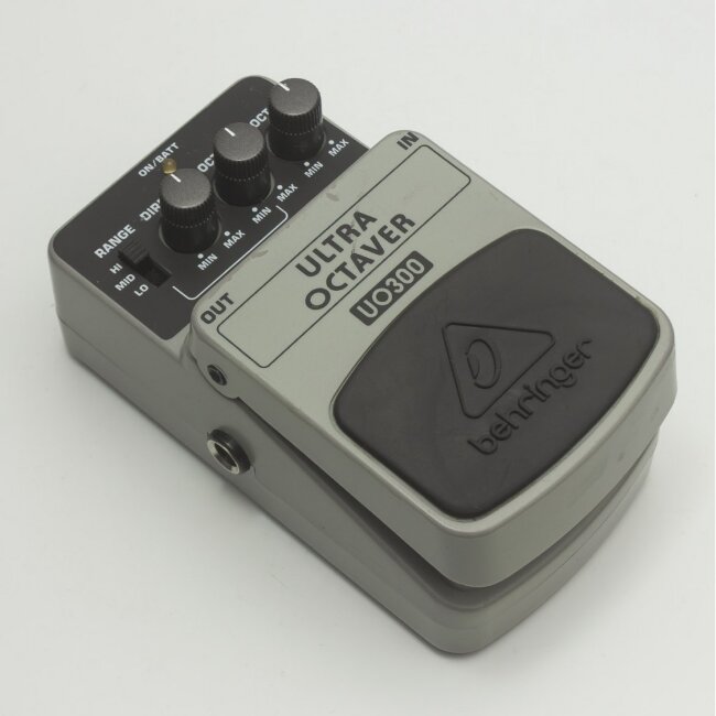 Педаль эффектов Behringer UO300 октавер для гитар и бас-гитар Педаль эффектов Behringer UO300 октавер для гитар и бас-гитар