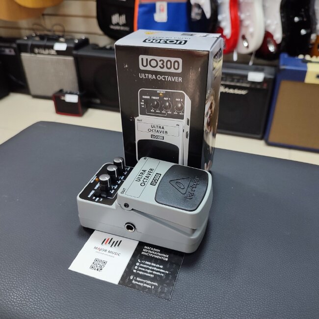 Педаль эффектов Behringer UO300 октавер для гитар и бас-гитар Педаль эффектов Behringer UO300 октавер для гитар и бас-гитар