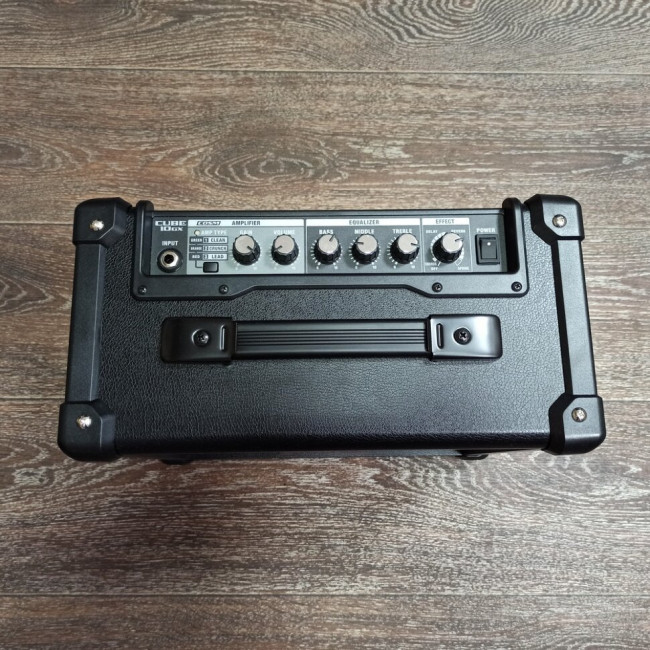 Гитарный комбоусилитель Roland CUBE-10GX Гитарный комбоусилитель Roland CUBE-10GX